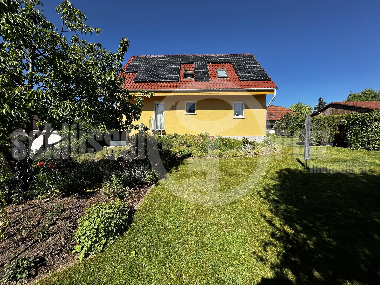 Energieeffiziente Solaranlage mit optimalen Dachausrichtungen und gepflegtem Gartengrundstück Energieeffiziente Solaranlage mit optimalen Dachausrichtungen und gepflegtem Gartengrundstück