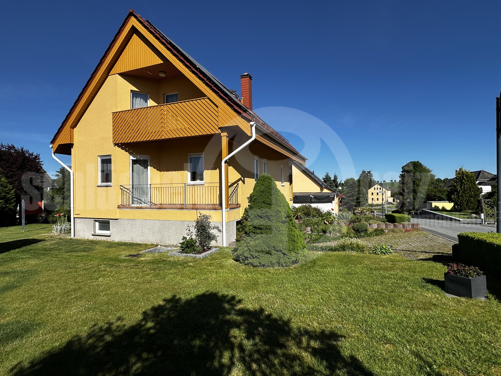 Charmantes Einfamilienhaus mit modernem Satteldach und sonnigem Gartengrundstück Charmantes Einfamilienhaus mit modernem Satteldach und sonnigem Gartengrundstück
