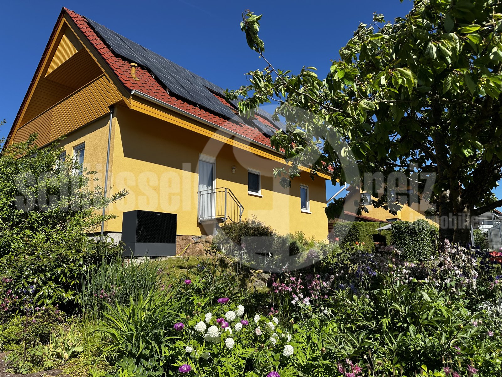 Charmantes Einfamilienhaus mit moderner Solaranlage und blütenreichem Gartengrundstück Charmantes Einfamilienhaus mit moderner Solaranlage und blütenreichem Gartengrundstück