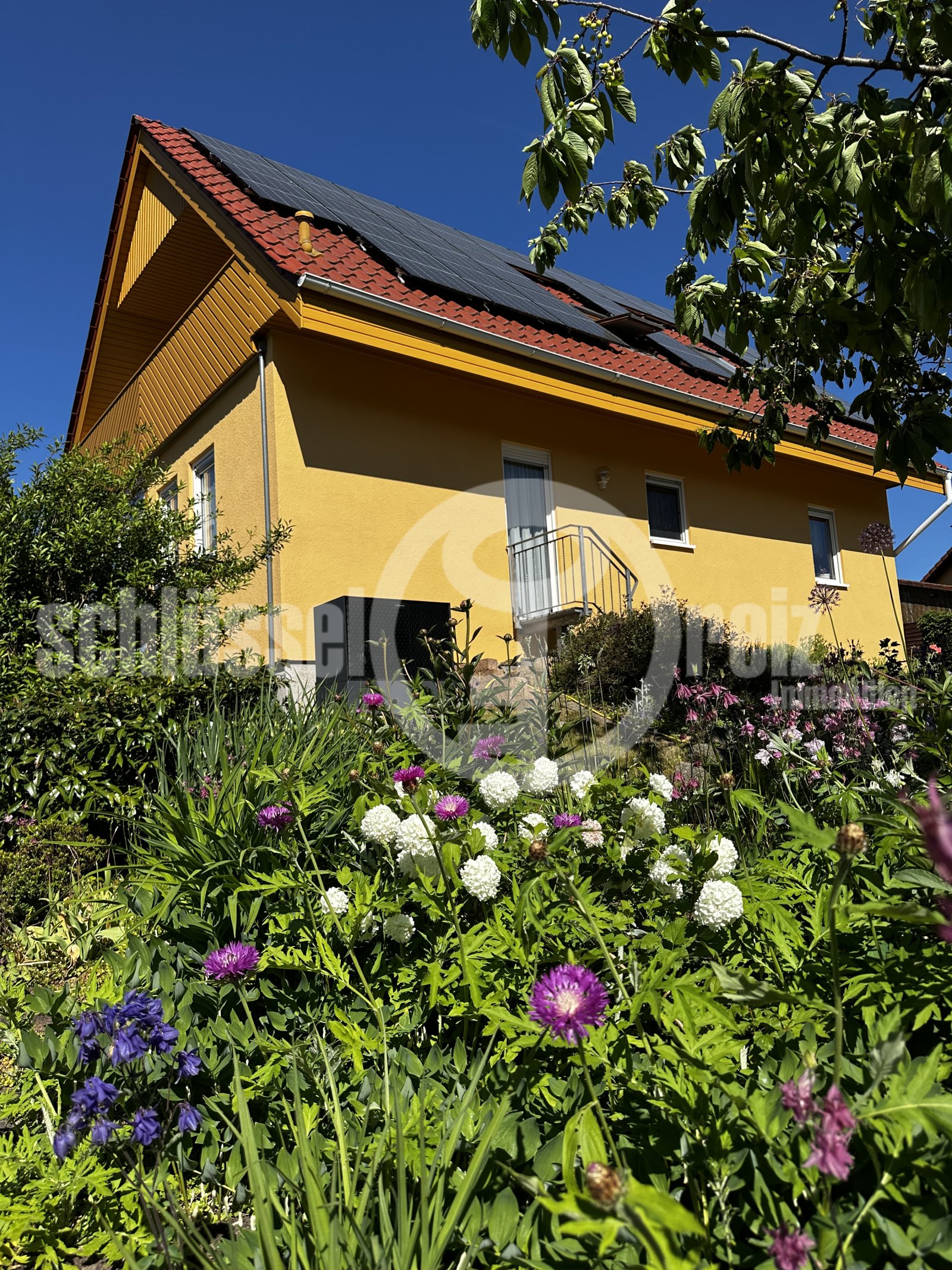 Blütenreiche Gartenanlage mit sonniger Süd-West-Ausrichtung Blütenreiche Gartenanlage mit sonniger Süd-West-Ausrichtung