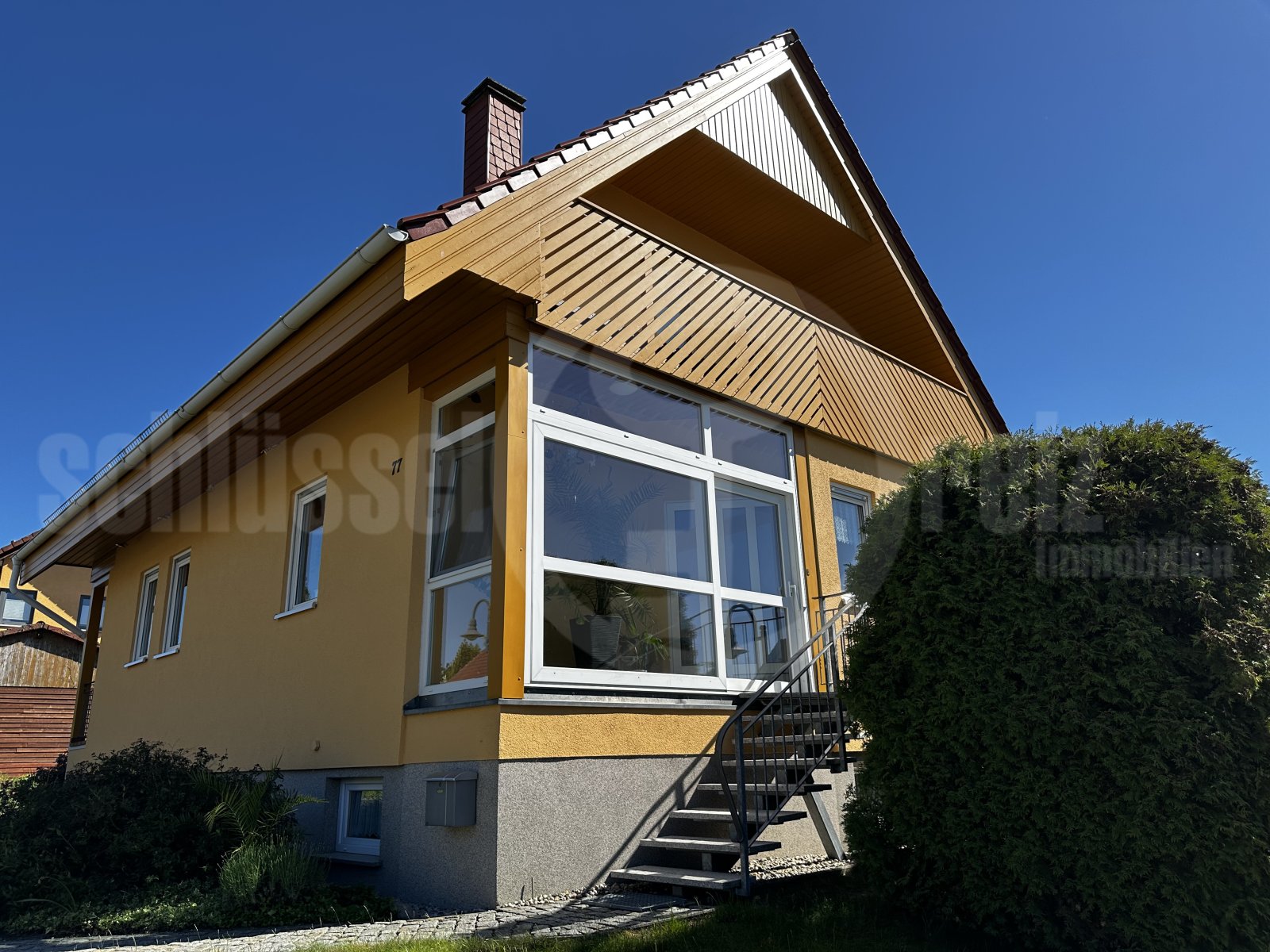 Modernes Einfamilienhaus mit Wintergarten und durchdachter Außenarchitektur Modernes Einfamilienhaus mit Wintergarten und durchdachter Außenarchitektur