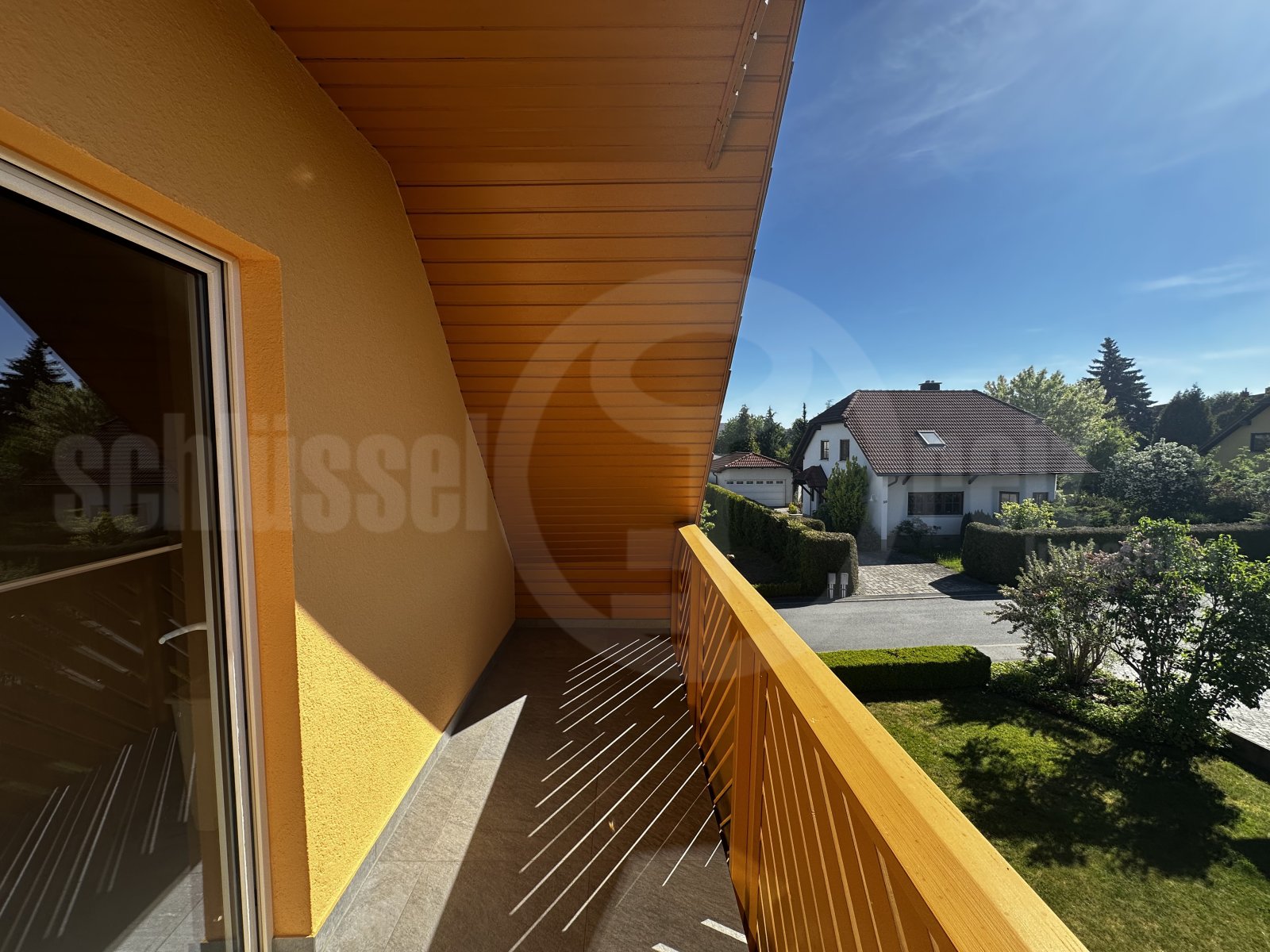 Überdachter Balkon am SZ/KZ mit Fernblick über die Landschaft Überdachter Balkon am SZ/KZ mit Fernblick über die Landschaft