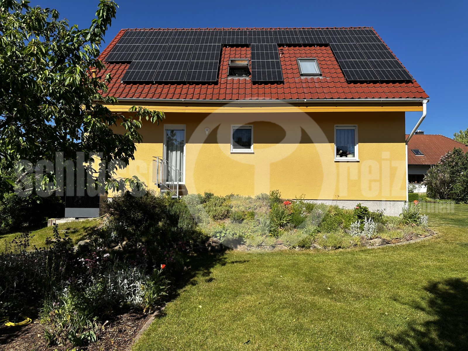 Energieeffiziente Solaranlage mit optimaler Dachneigung und gepflegtem Gartenumfeld Energieeffiziente Solaranlage mit optimaler Dachneigung und gepflegtem Gartenumfeld