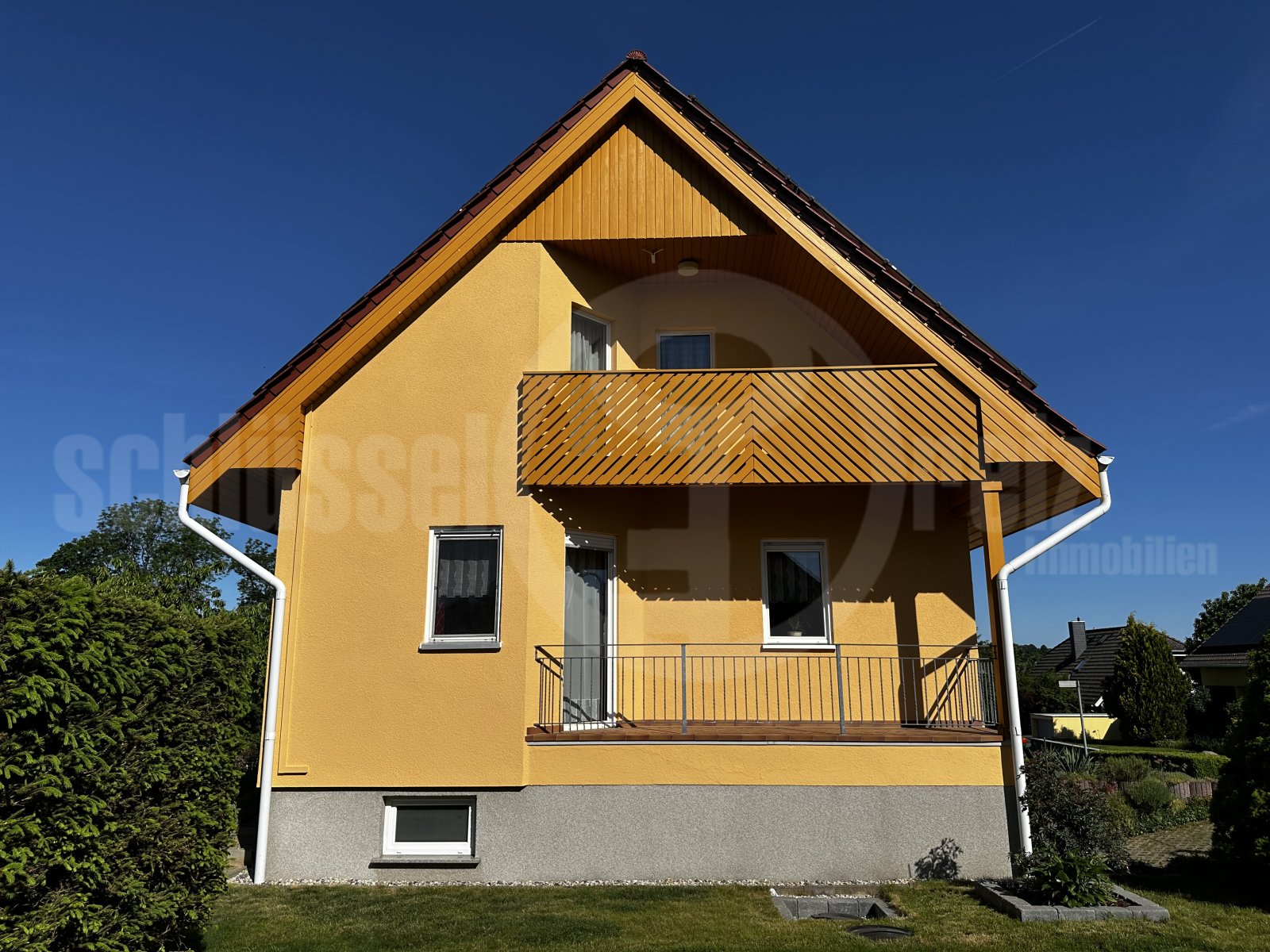 Charaktervolles Einfamilienhaus mit modernem Satteldach und intelligenter Fassadengestaltung Charaktervolles Einfamilienhaus mit modernem Satteldach und intelligenter Fassadengestaltung