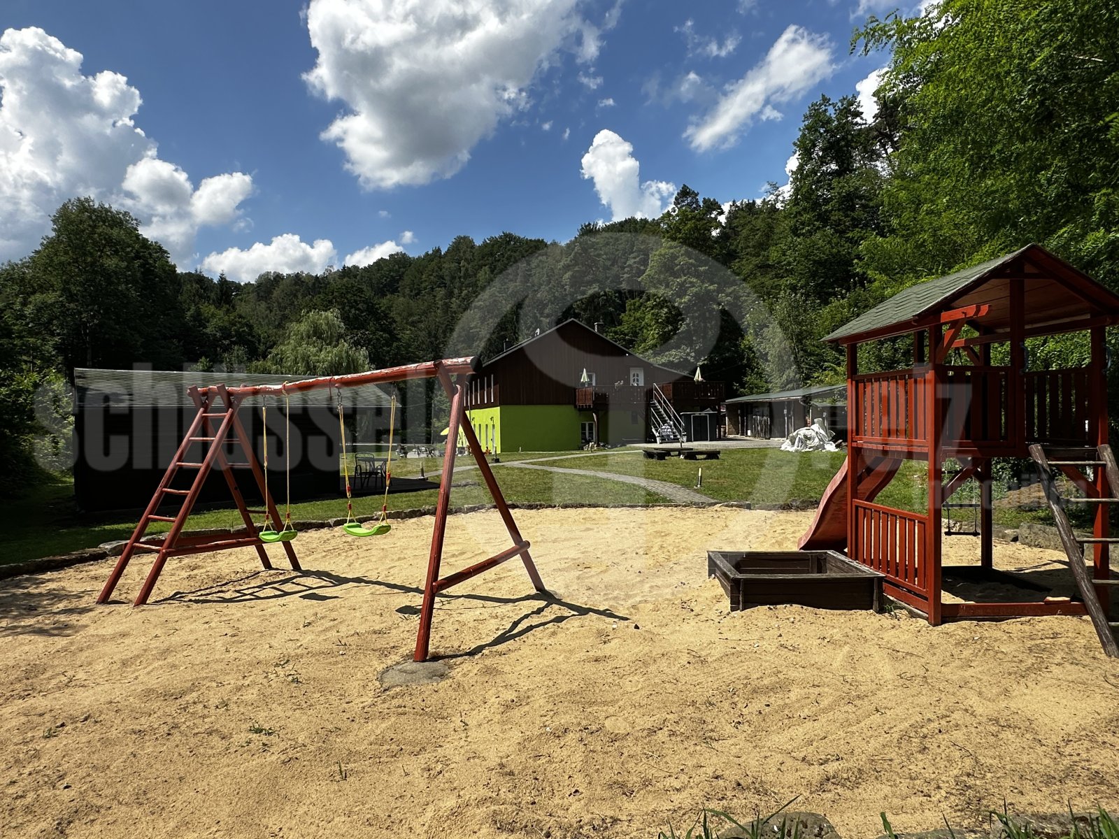 Spielplatz auf dem Grundstück Spielplatz auf dem Grundstück