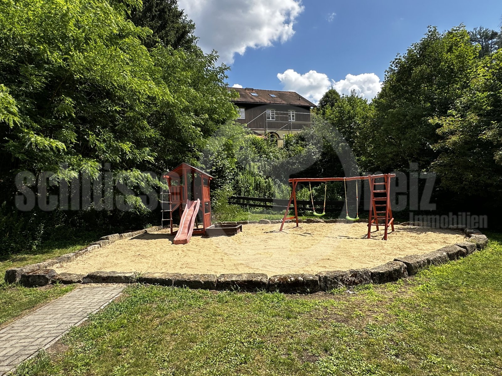 Spielplatz auf dem Grundstück Spielplatz auf dem Grundstück