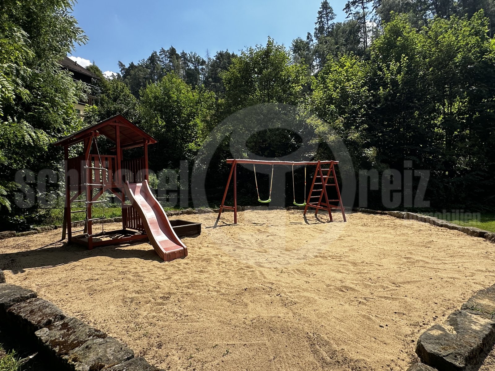 Spielplatz auf dem Grundstück Spielplatz auf dem Grundstück