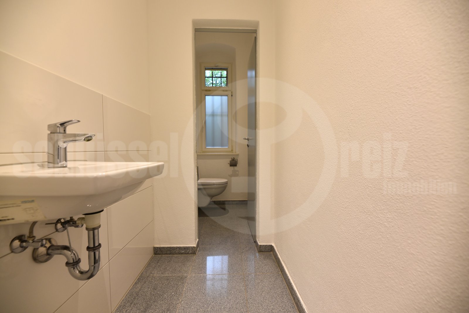 WC mit Waschtisch WC mit Waschtisch