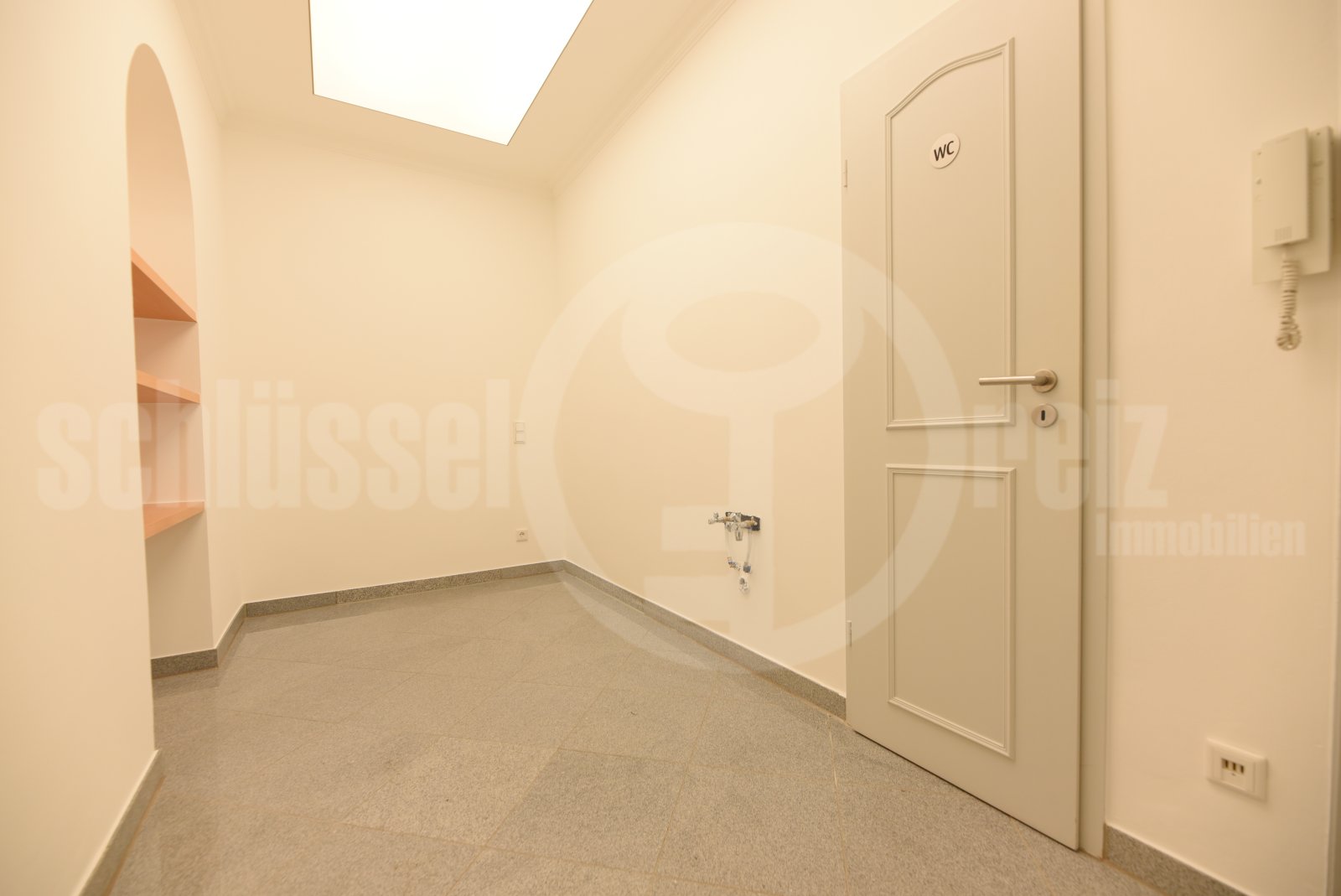 Teeküche / Zugang WC und Treppenhaus Teeküche / Zugang WC und Treppenhaus