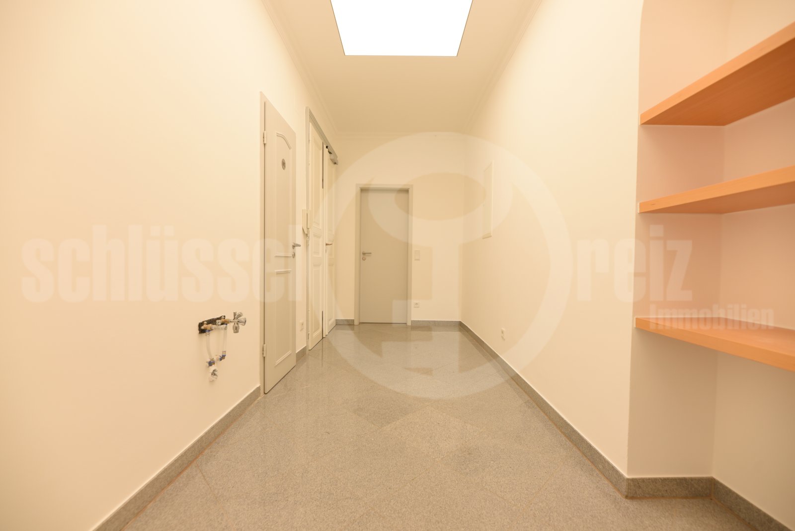 Teeküche / Zugang WC und Treppenhaus Teeküche / Zugang WC und Treppenhaus